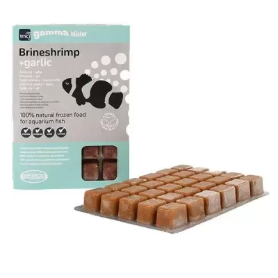 Comida congelada natural para peixes em cubos castanhos