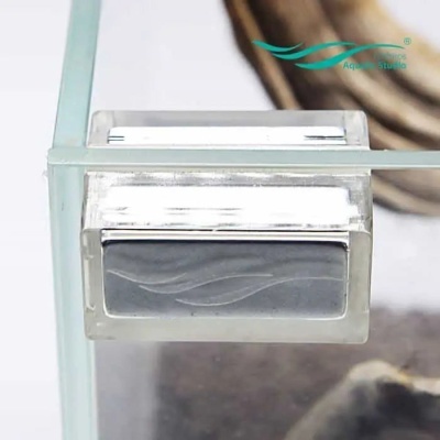 Peça transparente com padrão ondulado e vidro