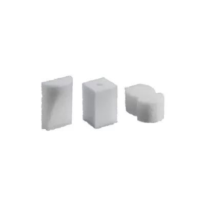 Três esponjas brancas de formas diferentes sobre fundo branco