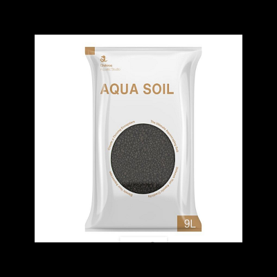 Embalagem branca com janela transparente mostrando Aqua Soil preto, texto e logotipo em dourado e preto