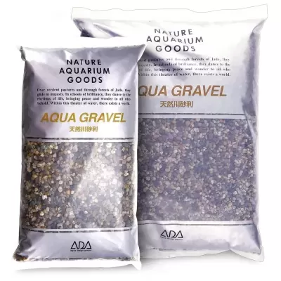 Embalações de cascalho para aquários com rótulos NATURE AQUARIUM GOODS e AQUA GRAVEL.