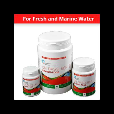 Três frascos de alimento para peixes DR. BASSLEER BIOFISH-FOOD com etiquetas coloridas e texto promocional em fundo vermelho