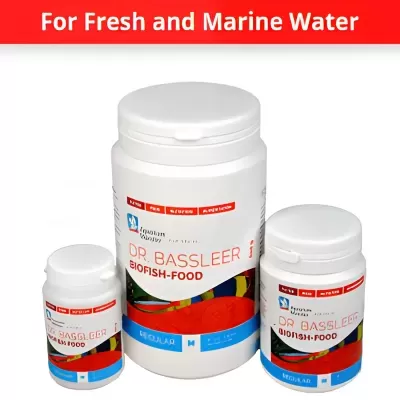 Frascos brancos com rótulos de alimento para peixes DR. BASSLEER