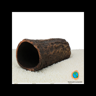 Túnel de madeira artificial para animais sobre superfície branca