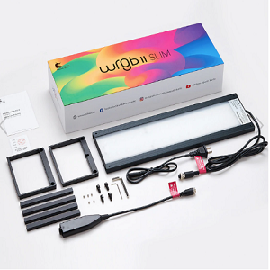 Conjunto para iluminação LED com painel retangular, cabos e acessórios em fundo branco.