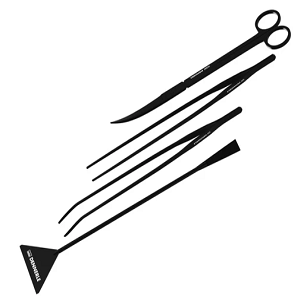 Conjunto de ferramentas de churrasco pretas com diversos formatos em fundo branco