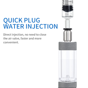 Dispositivo de injeção de água com corpo transparente e partes metálicas, texto explicativo ao lado