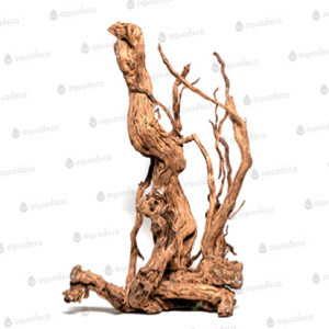 Escultura de madeira natural castanha com formas retorcidas sobre base branca