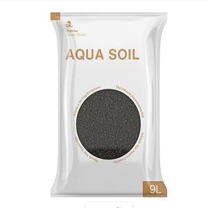 Embalagem branca com janela transparente mostrando Aqua Soil preto, texto e logotipo em dourado e preto