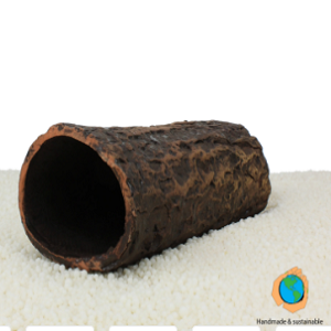 Túnel de madeira artificial para animais sobre superfície branca