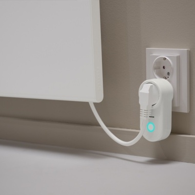 Tomada de parede com ficha eletrónica e radiador branco