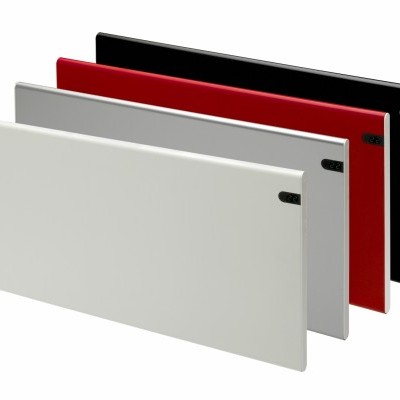 Quatro painéis radiadores retangulares em branco, cinzento, vermelho e preto com etiquetas