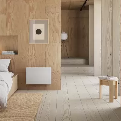 Quarto minimalista com parede e cama de madeira clara e roupa de cama branca