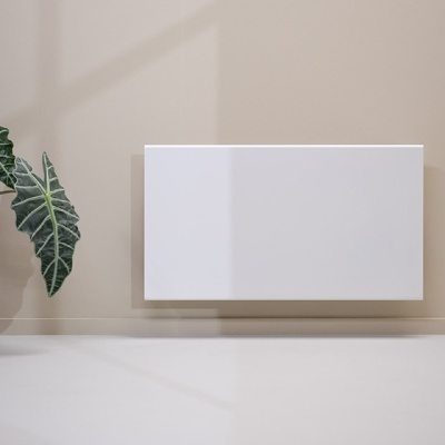 Painel branco suspenso na parede com vaso de planta ao lado