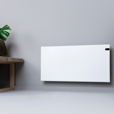 Radiador elétrico de parede branco e mesa de madeira com planta