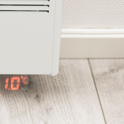 Radiador branco com ecrã digital e ícone Wi-Fi projetados na parede