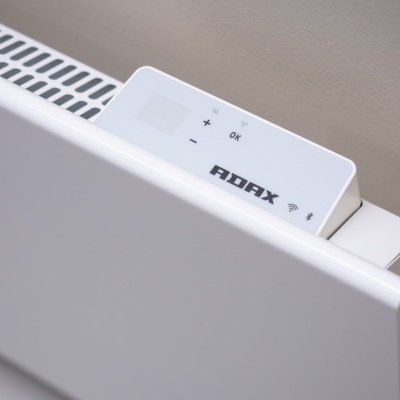 Radiador branco com controlador digital com texto ADORX
