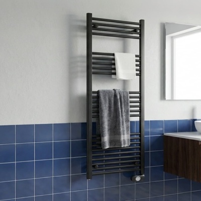 Toalheiro aquecido preto com toalhas numa casa de banho com azulejos azuis, espelho e lavatório.