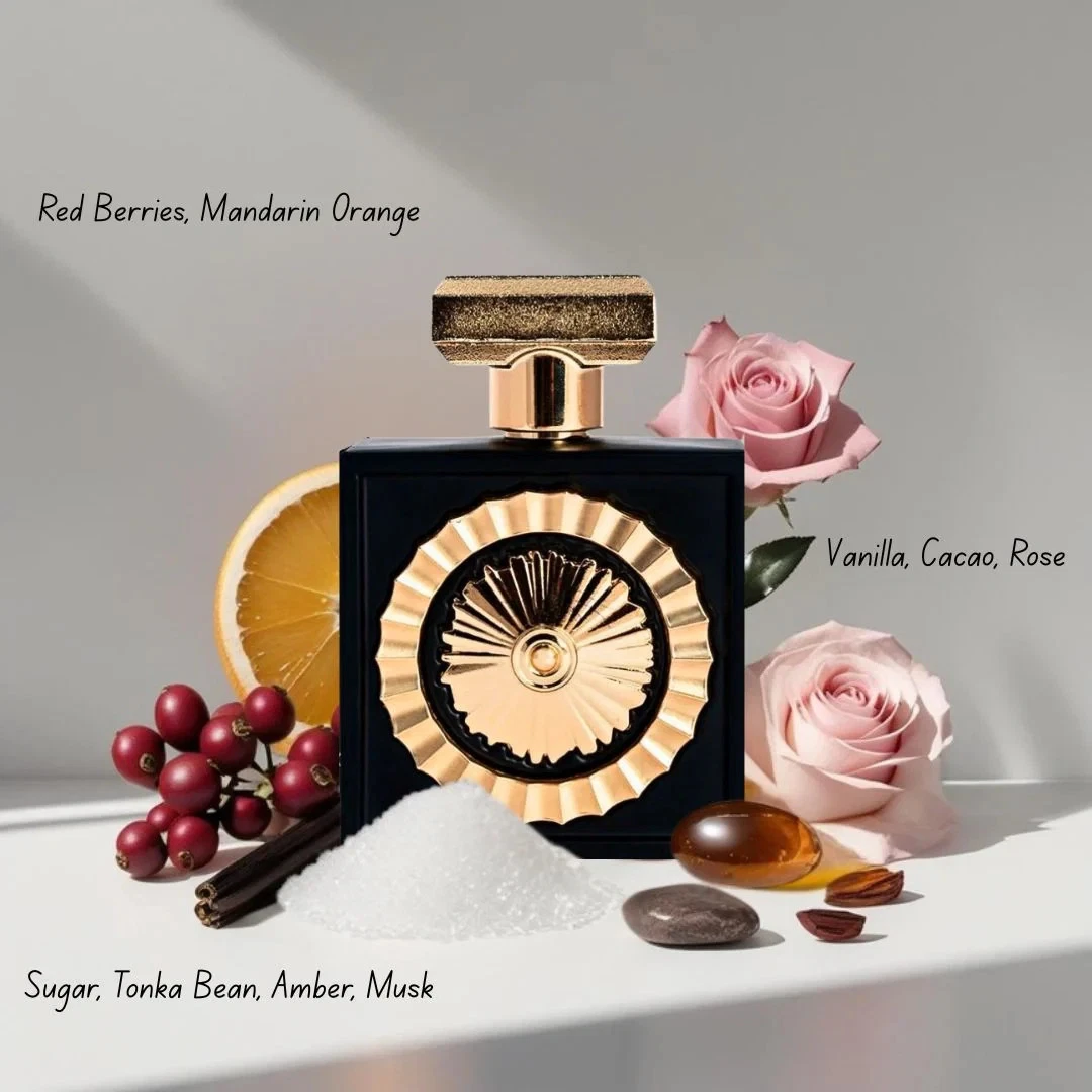 Frasco de perfume preto com detalhes dourados e ingredientes naturais ao redor, incluindo frutas, flores e especiarias