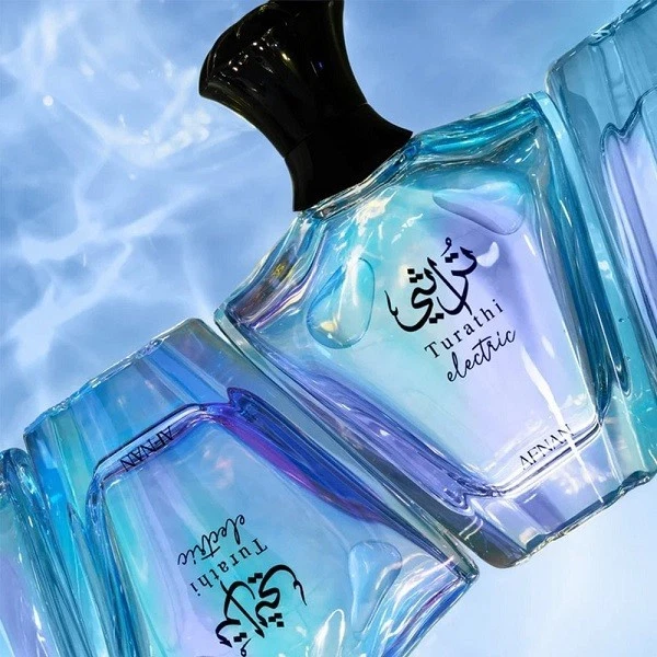 Frascos de perfume transparentes com líquido azul e tampas pretas