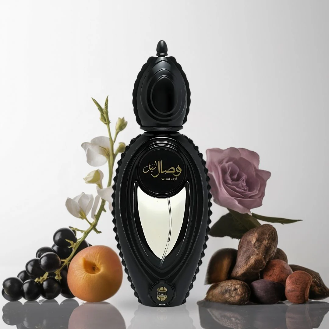 Frasco de perfume preto elegante com texto 'Wisal Layl' e elementos naturais ao fundo.