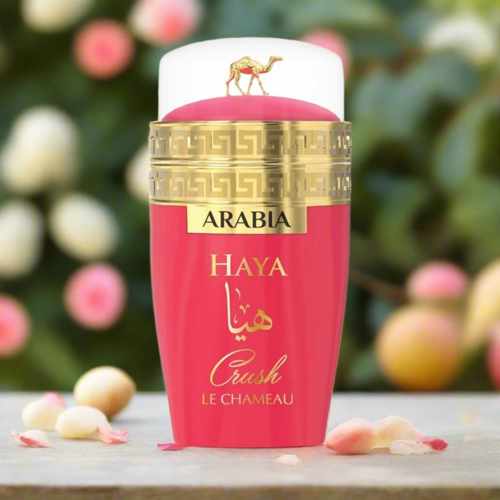 Frasco de perfume vermelho com detalhes dourados e tampa branca com figura de camelo dourado