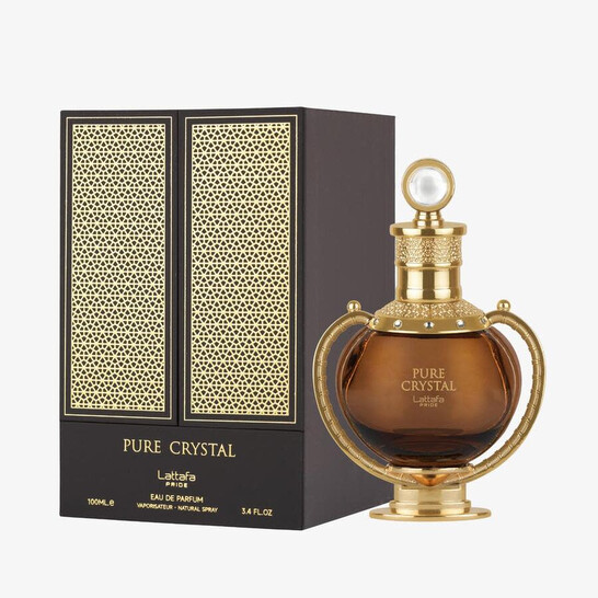 Frasco de perfume âmbar com detalhes dourados ao lado de caixa preta com padrão dourado