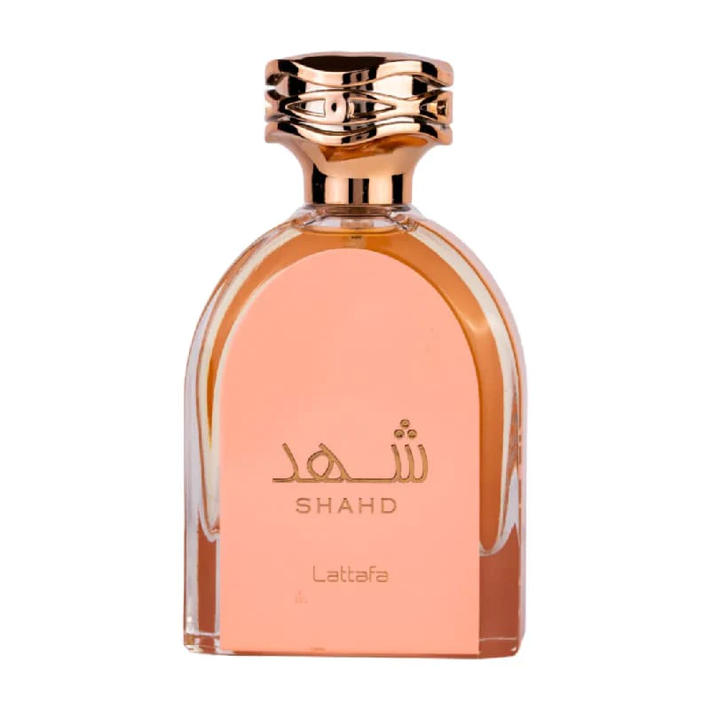 Frasco de perfume rosa com tampa dourada e texto dourado