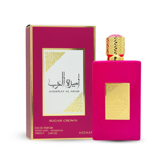 Perfume Ameerat Al Arab Sugar Crown frasco rosa e dourado ao lado da caixa correspondente.