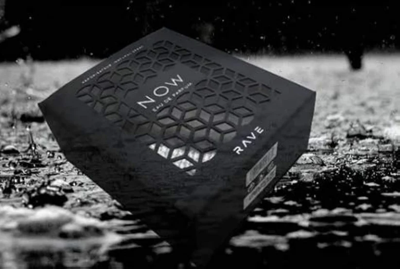 Caixa preta com padrão geométrico e texto agora e rave