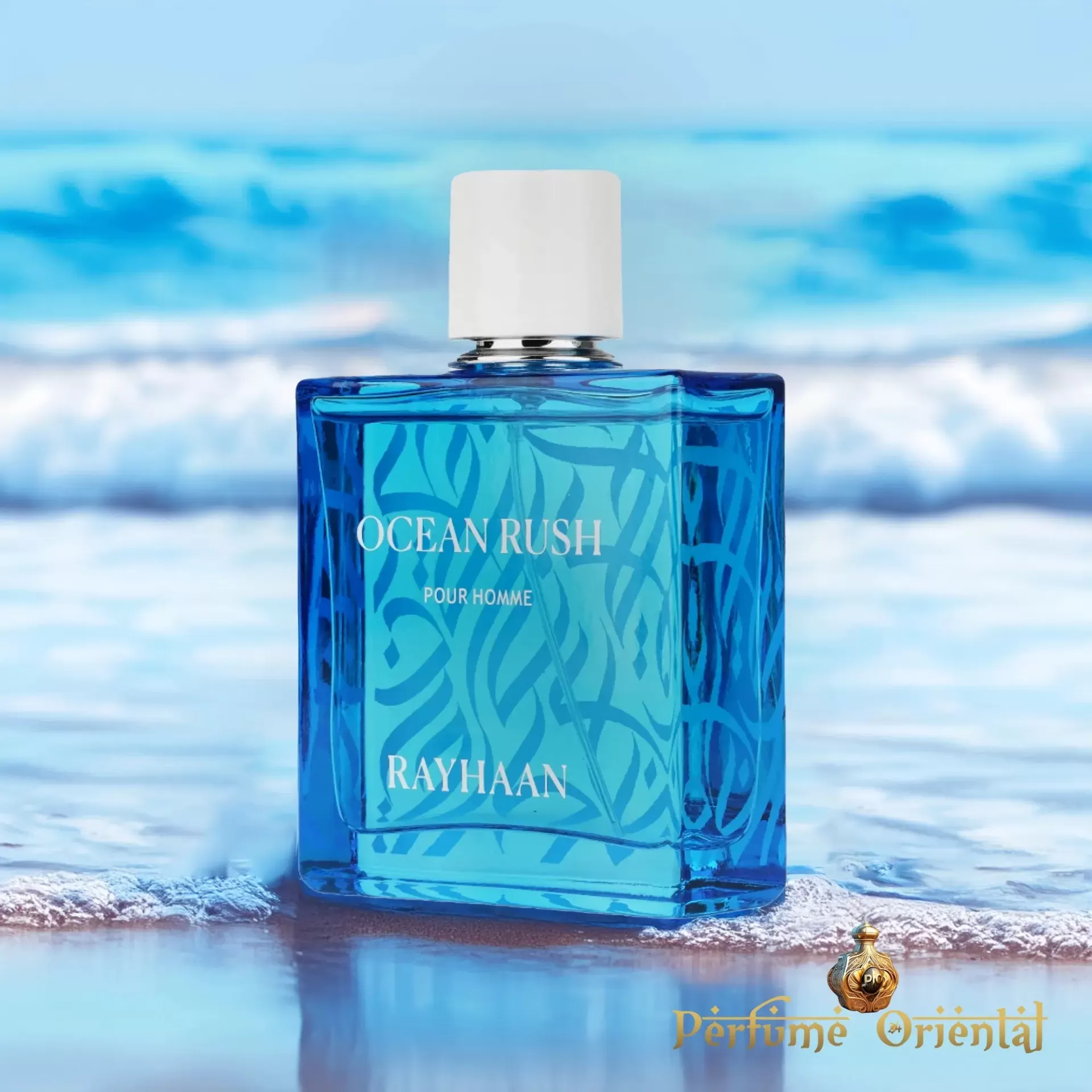 Frasco de perfume azul Ocean Rush na beira do mar com ondas ao fundo