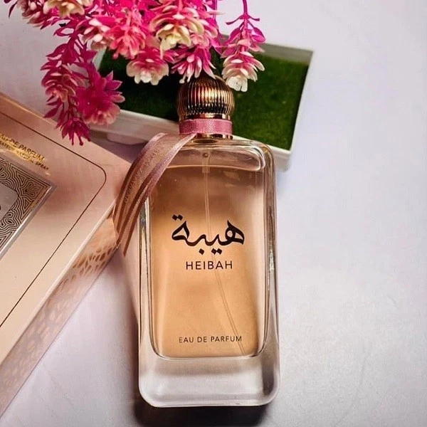 Frasco de perfume Heibah com líquido âmbar e tampa dourada