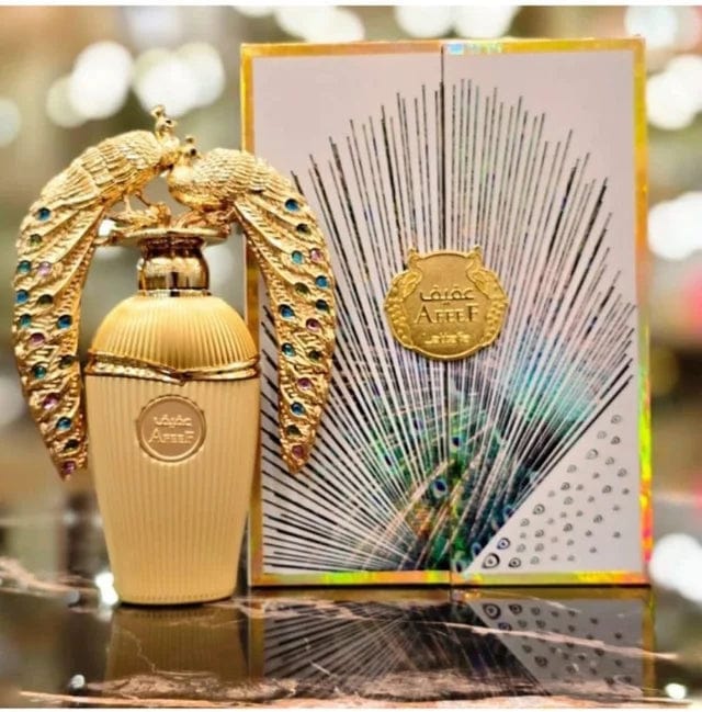 Frasco de perfume dourado decorado com pés de pavão e caixa elegante