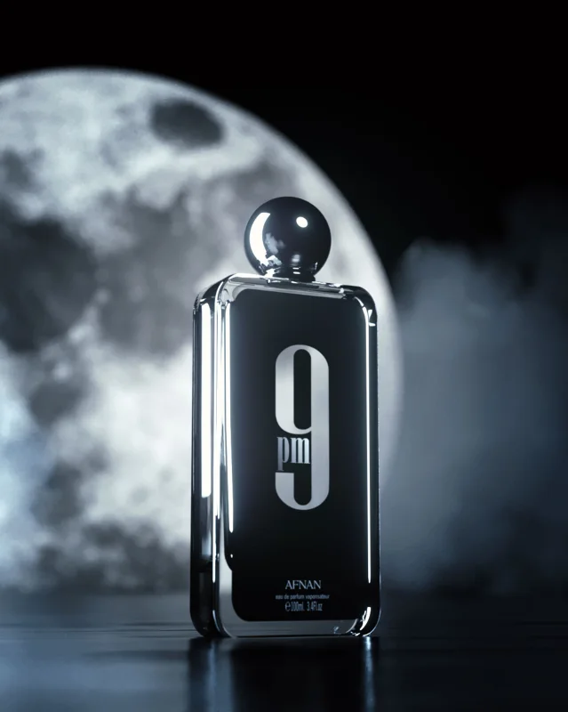 Frasco de perfume prateado com rótulo preto e texto 9 pm