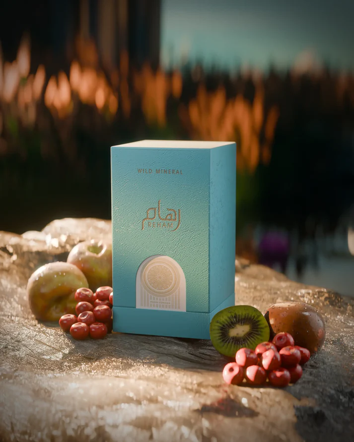 Embalagem azul com frutas variadas sobre uma rocha em cenário natural