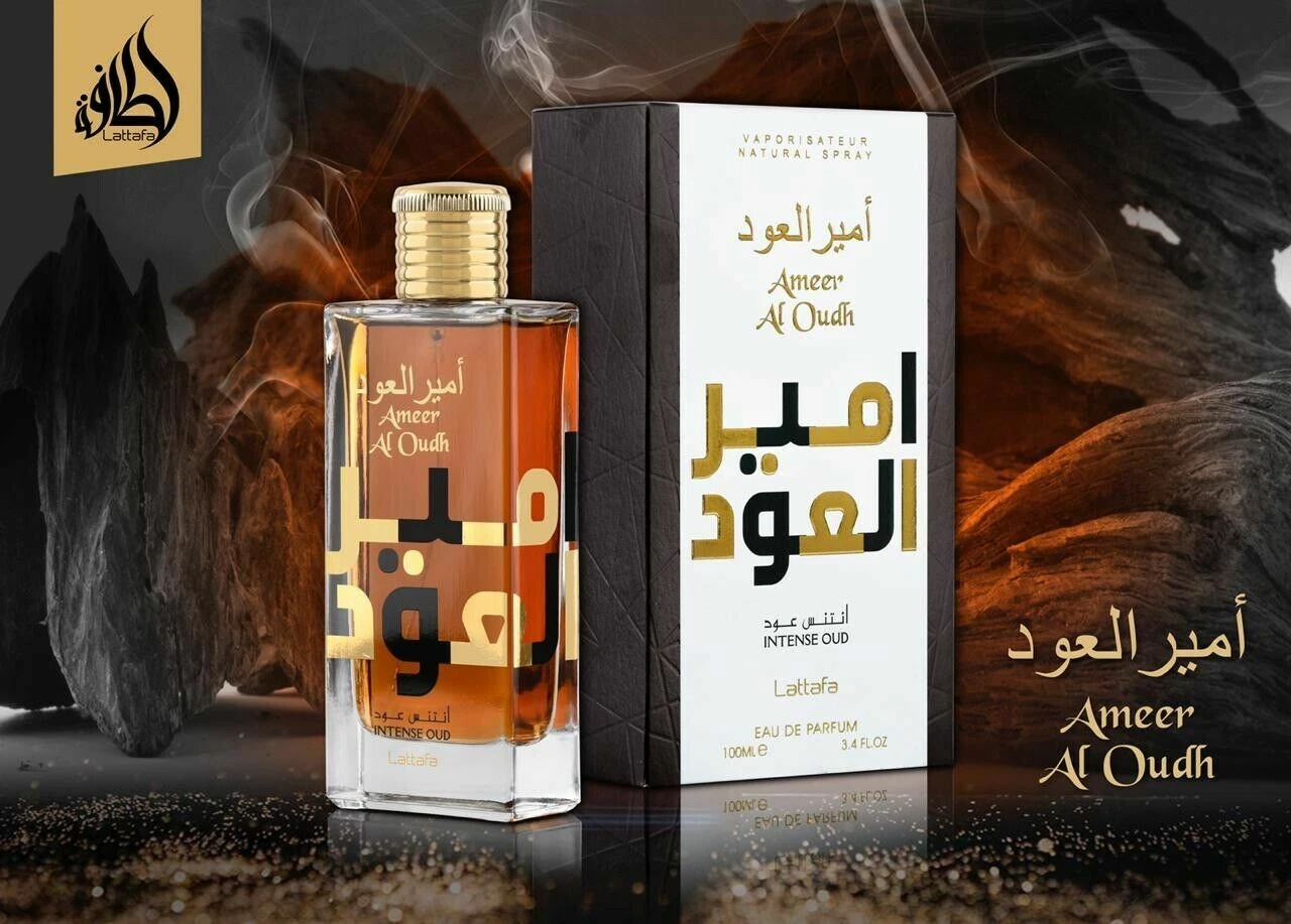 Frasco e caixa de perfume Ameer Al Oudh sobre superfície espelhada com fundo de madeira e fumaça