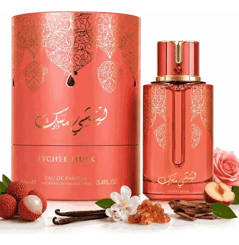 Frasco e caixa de perfume laranja com texto LYCHEE MUSK EAU DE PARFUM, decorados com arabescos dourados, com lichia, flores e ingredientes naturais ao redor.