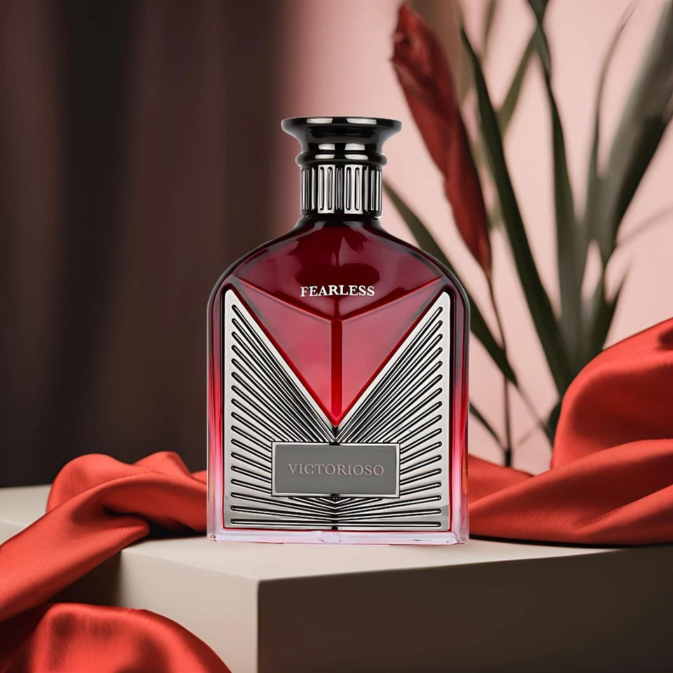 Frasco de perfume vermelho e preto com texto FEARLESS e VICTORIOSO