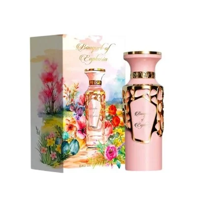 Frasco de perfume rosa com decoração dourada floral ao lado da caixa colorida com flores