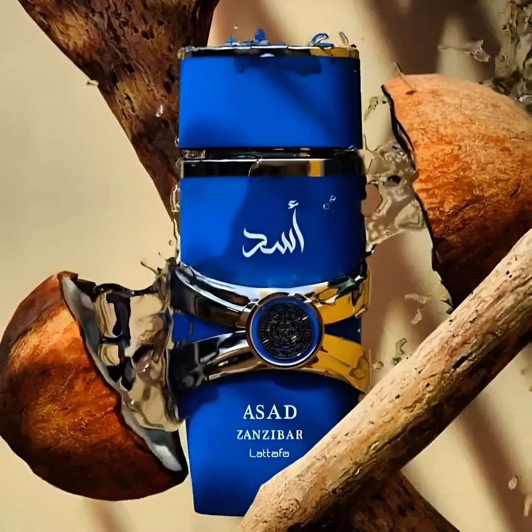 Frasco de perfume azul com texto ASAD ZANZIBAR Lattafe entre cascas de noz e galhos secos