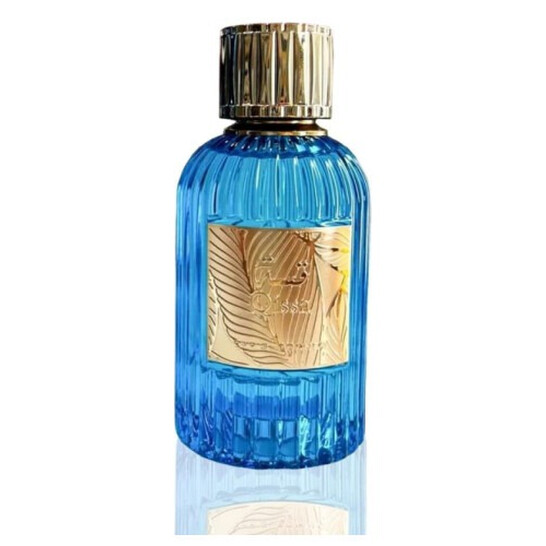 Frasco de perfume azul com rótulo dourado e tampa dourada