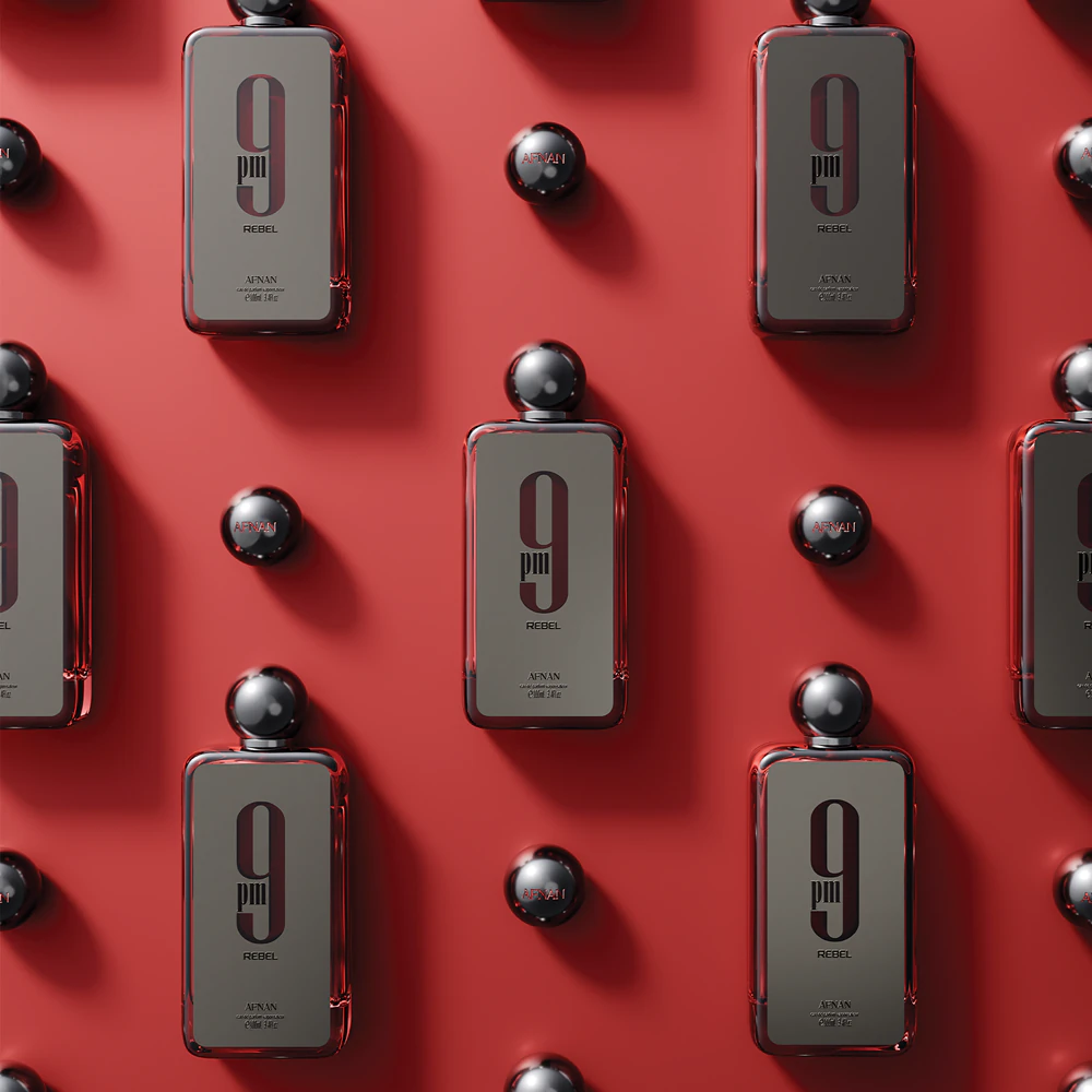 Frascos de perfume rectangulares escuros com tampas redondas pretas sobre fundo vermelho