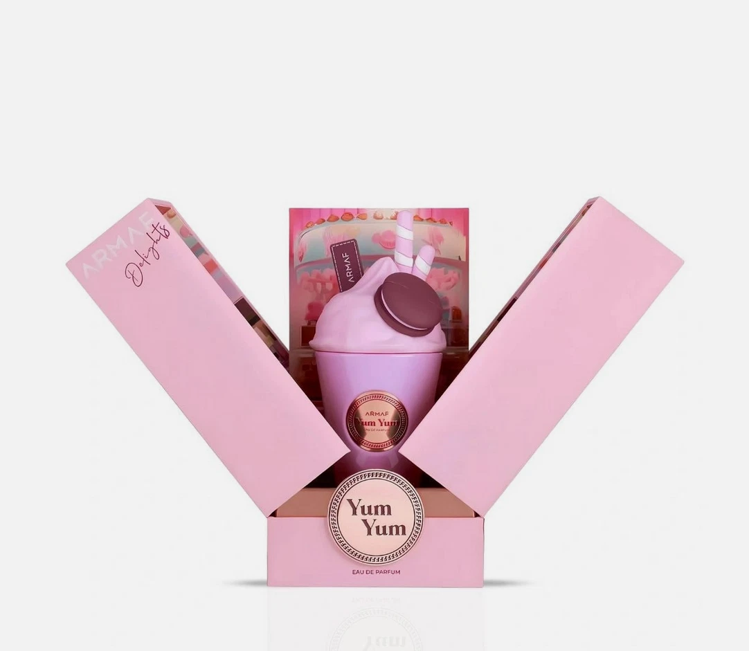 embalagem rosa aberta com copo e decoração estilo doce