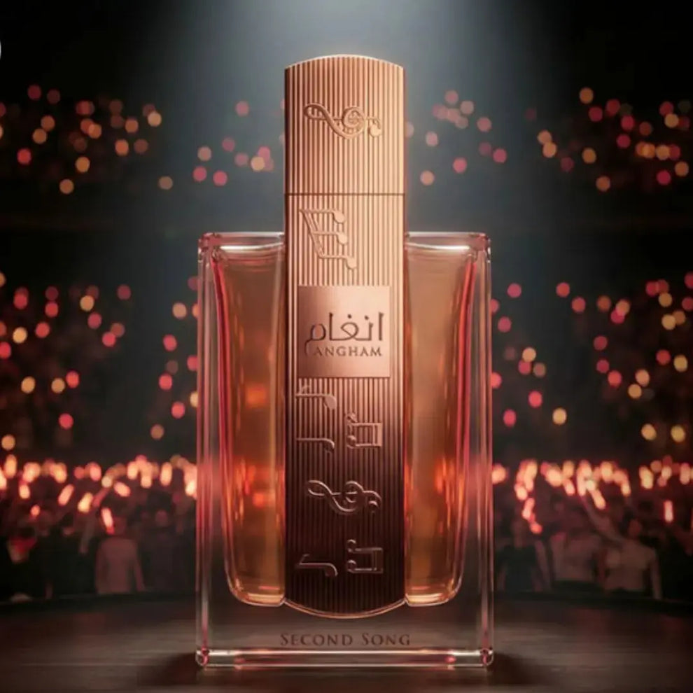 Frasco de perfume âmbar com tampa dourada e texto em árabe, ANGHAM, SECOND SONG