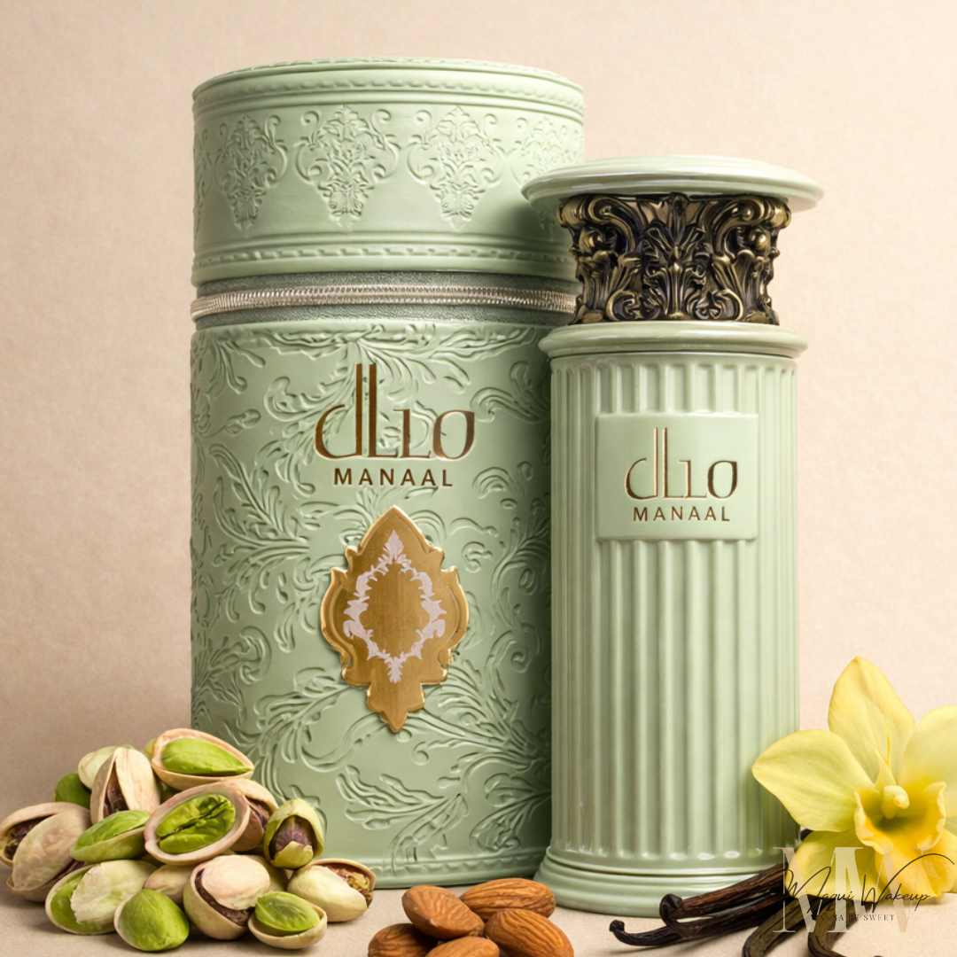 Frasco e embalagem verde claro do perfume dilo MANAAL com detalhes dourados, pistaches, amêndoas, baunilha e flor amarela