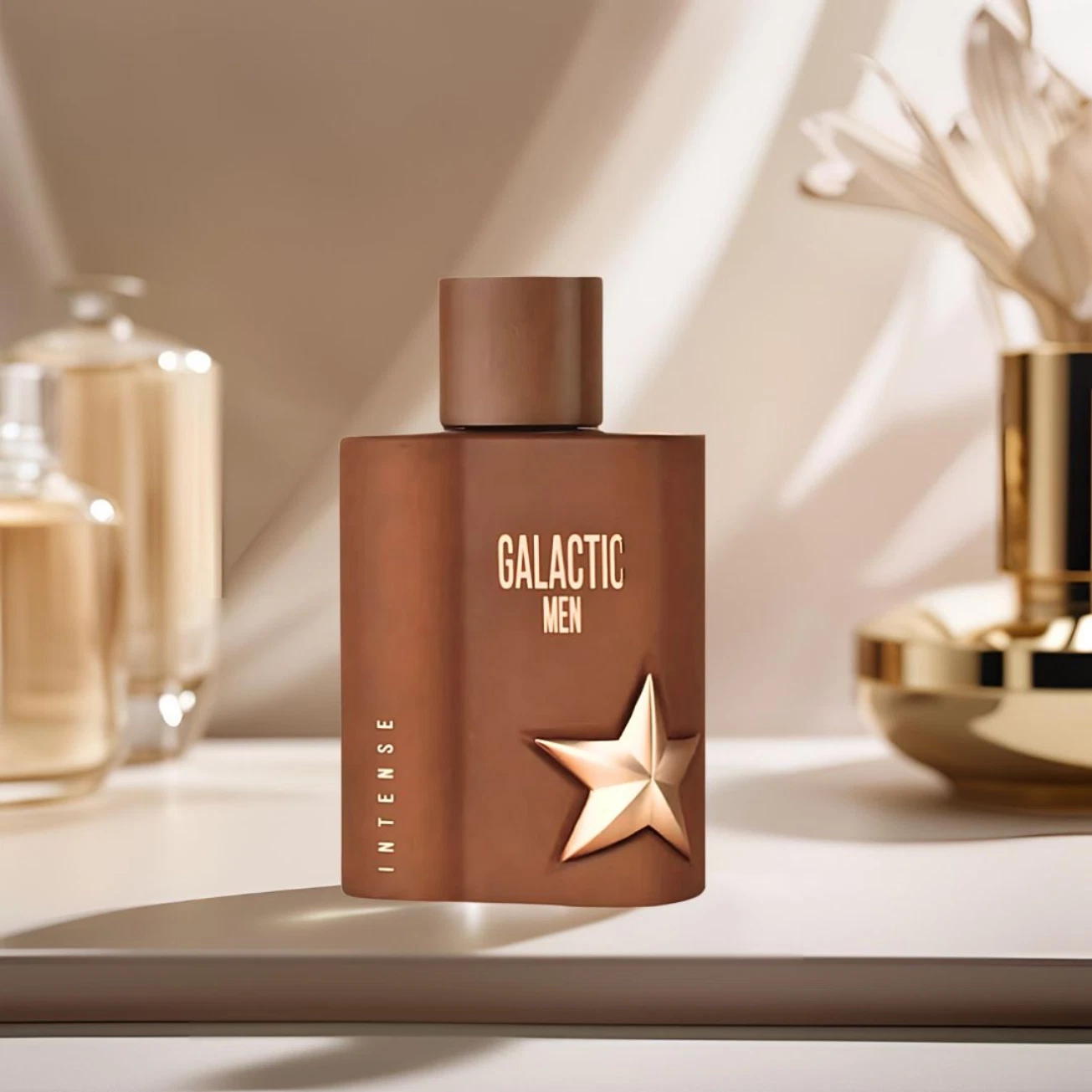 Frasco castanho de perfume Galactic Men com tampa e estrela metálica sobre superfície branca