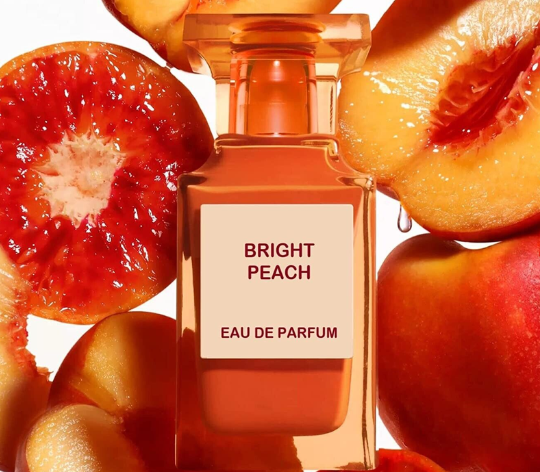 Frasco de perfume Bright Peach com pêssegos frescos ao redor
