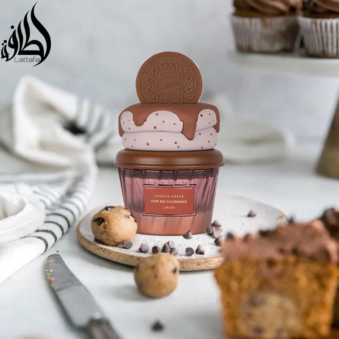 Frasco de perfume decorado com cookie e creme sobre prato com bolachas de chocolate