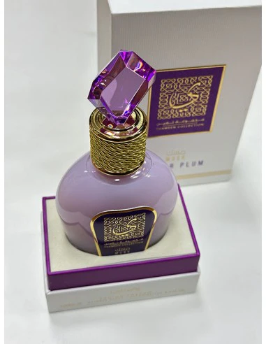 Frasco de perfume lilás com tampa roxa translúcida dentro de caixa branca