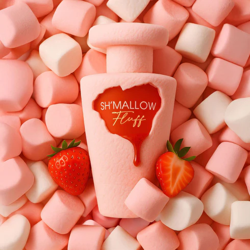 Frasco rosa de SHMALLOW Fluff rodeado por marshmallows e morangos.